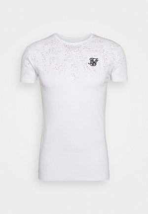 Biały bawełniany t-shirt z krótkimi rękawami, z gradientem różowych kropek na górnej połowie i czarnym logo na lewej piersi.