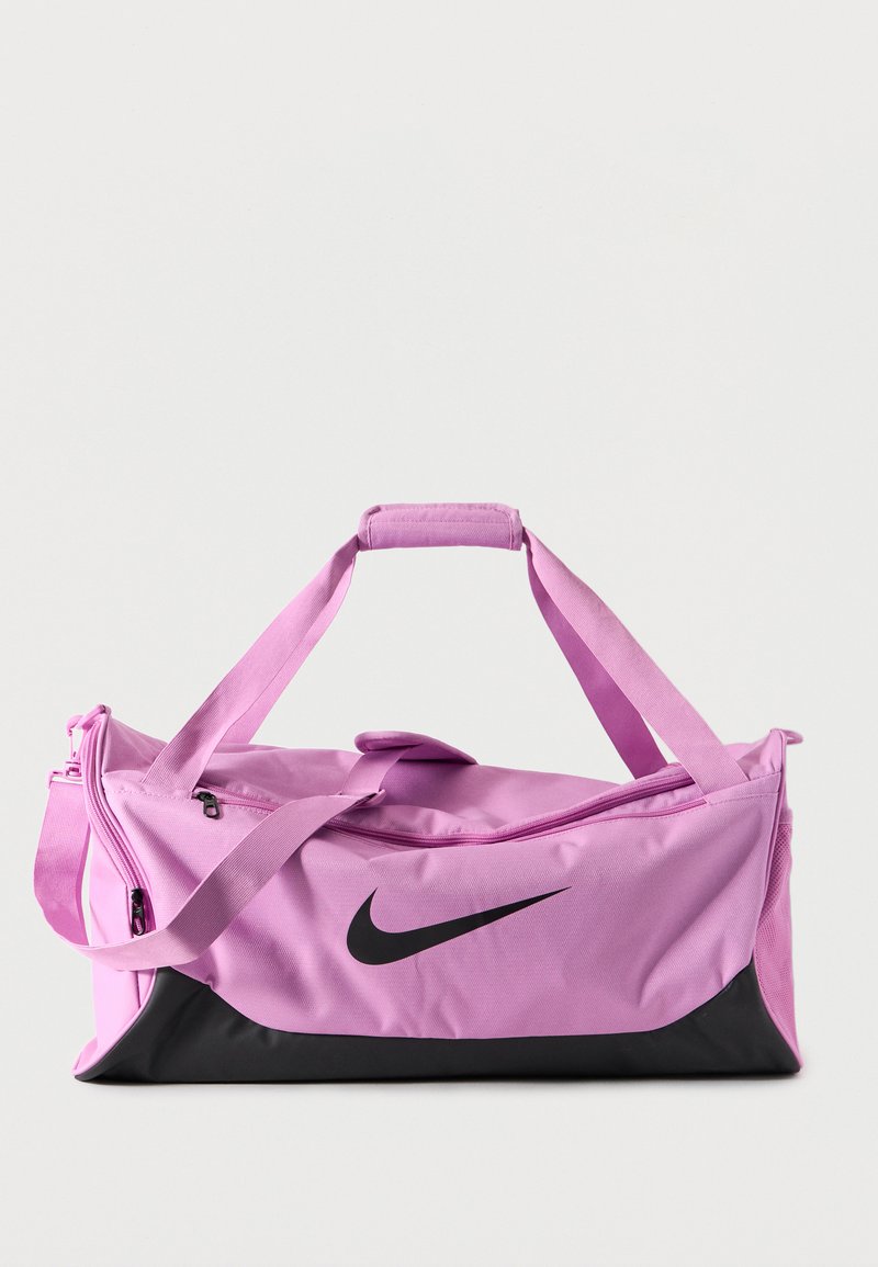 Ροζ και μαύρη τσάντα duffel της Nike με πάνω λαβές, ρυθμιζόμενο λουρί ώμου και φερμουάρ σε λευκό φόντο.