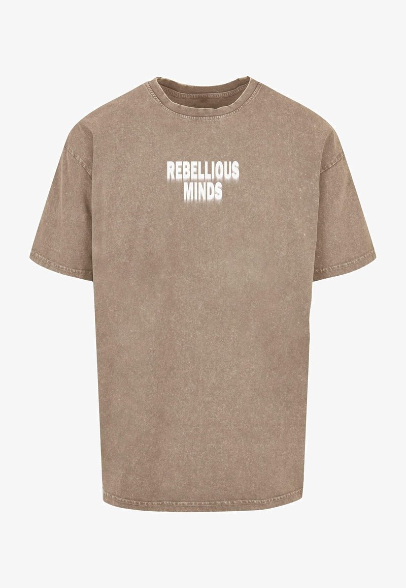 Brun oversized t-shirt lavet af bomuldsmateriale, korte ærmer, rund halsudskæring, med teksten "REBELLIOUS MINDS" i fed hvid skrift på brystet.