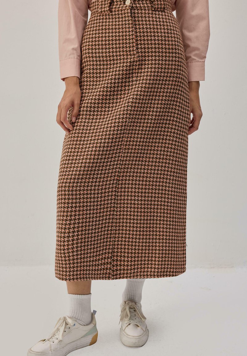 Μίντι φούστα με καφέ και ροζ μοτίβο ψαροκόκκαλου, με ζώνη με κορδόνι, ίσια γραμμή και λεπτομέρεια με κουμπί στη μέση.