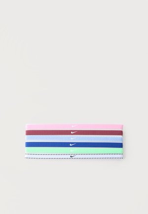 Sechs gefaltete Nike-Stirnbänder in Pink, Burgunder, Hellblau, Blau, Grün und Weiß mit schwarzen Streifen auf weißem Hintergrund.