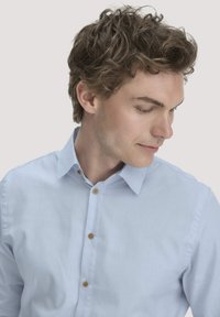 Lichtblauw overhemd met knopen en een kraaghals, met bruine knopen en een subtiel gestructureerd patroon. Korte mouwen, slim fit.