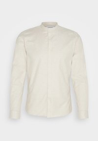 Helles beige Langarmhemd mit Stehkragen, Knopfleiste und subtiler Textur, aus atmungsaktivem Stoff hergestellt.