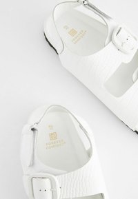 Next BACK STRAP  - Sandaalit nilkkaremmillä - white croc effect