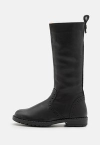 Botte noire en cuir jusqu'au genou avec un bout arrondi, des accents perforés décoratifs et une semelle en caoutchouc robuste. Dispose d'une languette en haut.