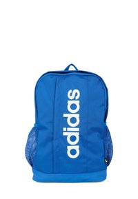 Niebieski plecak z dużym białym logo "adidas", wyściełanym tyłem, regulowanymi paskami i siateczkowymi kieszeniami po bokach do przechowywania. Gładka struktura materiału.