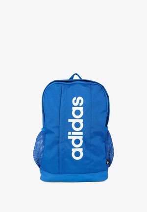 Mochila azul con gran logo blanco de "adidas", respaldo acolchado, correas ajustables y bolsillos de malla laterales para almacenamiento. Textura de tela suave.