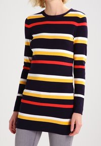 Pull rayé marine avec des rayures horizontales rouges, jaunes et blanches ; col rond ; manches longues ; texture côtelée ; design longueur genou.