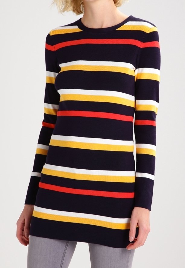 Pull rayé marine avec des rayures horizontales rouges, jaunes et blanches ; col rond ; manches longues ; texture côtelée ; design longueur genou.