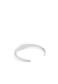 Bracelet en argent avec une finition lisse et polie. Présente un design ouvert et des bords légèrement courbés pour un look moderne et minimaliste.