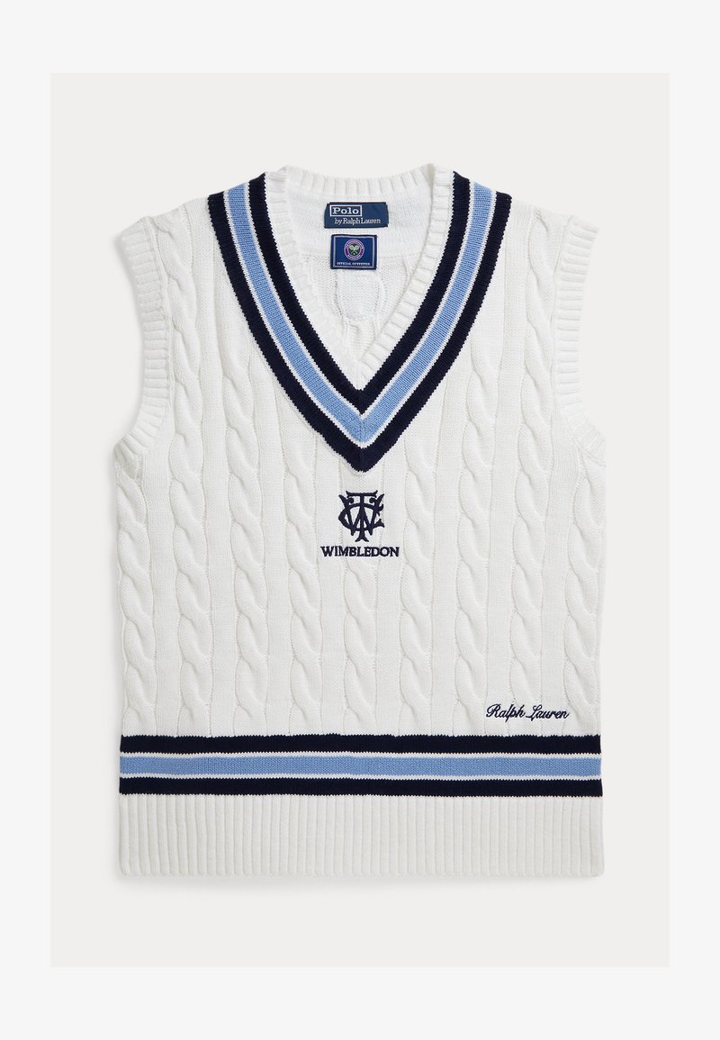 Weißes ärmelloses Pulloverweste mit Zopfmuster, mit marineblauen und hellblauen Streifen am V-Ausschnitt und Saum, Wimbledon-Logo in der Mitte, Ralph Lauren Signatur unten rechts.