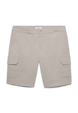 Shorts cargo beige con tasche laterali a patta, chiusura frontale con bottoni, passanti per cintura e tasche frontali a filetto, distesi su uno sfondo bianco.