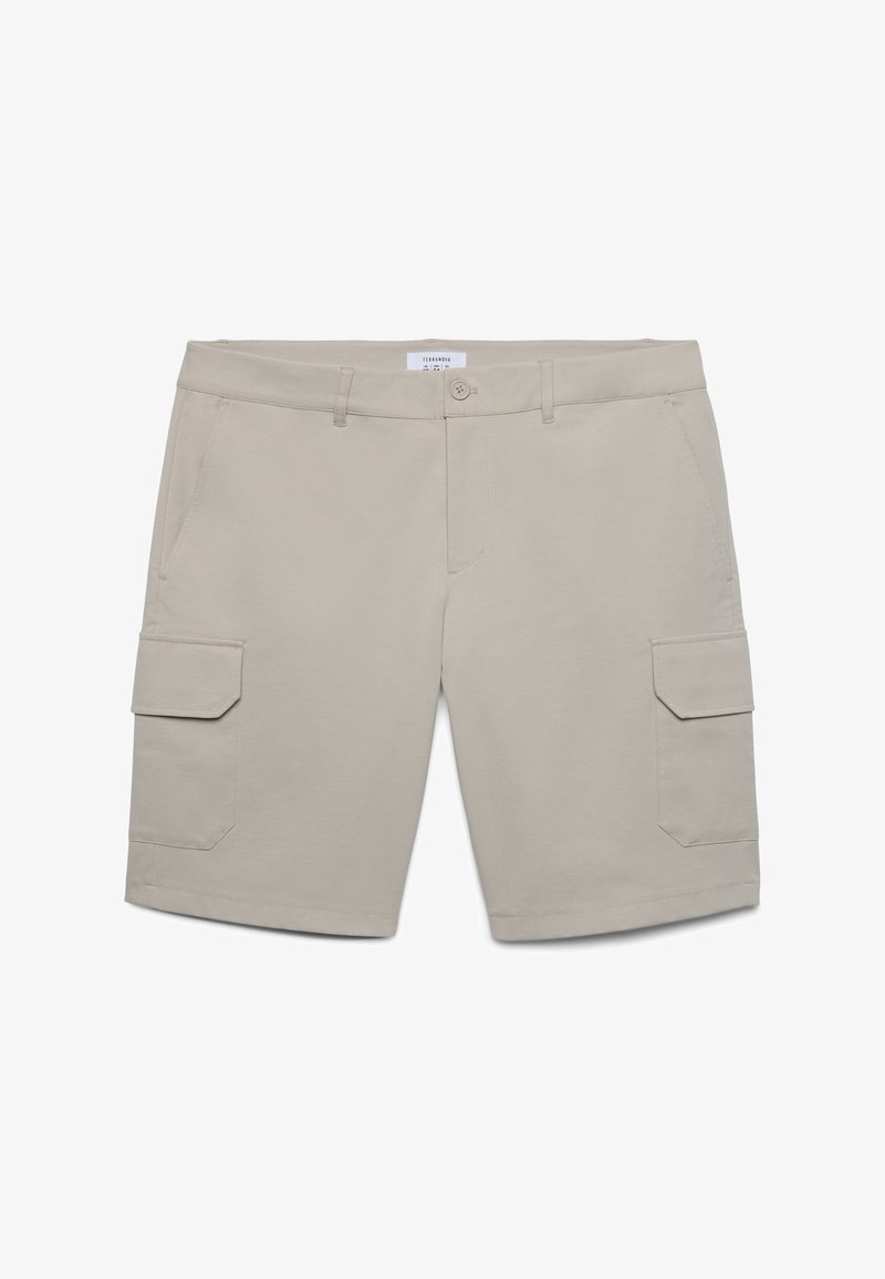 Shorts cargo beige con tasche laterali a patta, chiusura frontale con bottoni, passanti per cintura e tasche frontali a filetto, distesi su uno sfondo bianco.