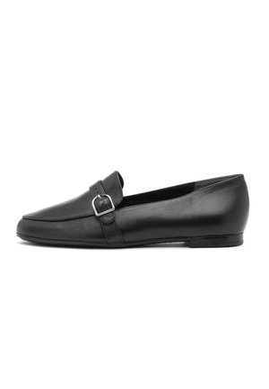 Zwarte leren platte loafer met zilveren gesp detail en vierkante neus, zijaanzicht op een witte achtergrond.