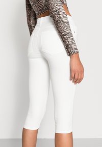 ONLY ONLRAIN REG SK KNICKERS - Shorts vaqueros - white