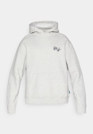 Lichtgrijze hoodie gemaakt van zachte stof, met een voorzak en een geborduurd ontwerp van een vis met een hoed op de linkerborst.
