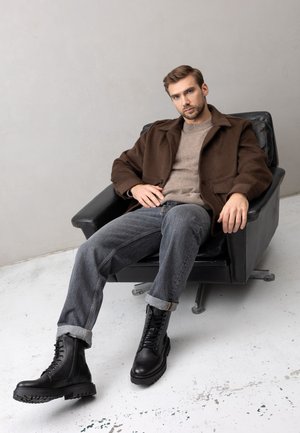 Wojas Šněrovací kotníkové boty - black