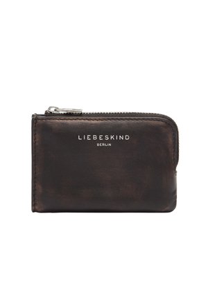 Brązowy skórzany portfel z zamkiem błyskawicznym, cechujący się gładką fakturą, obszytymi krawędziami oraz tłoczonym srebrnym logo marki na przedniej stronie.