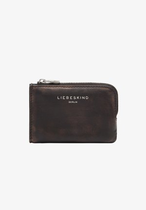 Brązowy skórzany portfel z zamkiem błyskawicznym, cechujący się gładką fakturą, obszytymi krawędziami oraz tłoczonym srebrnym logo marki na przedniej stronie.