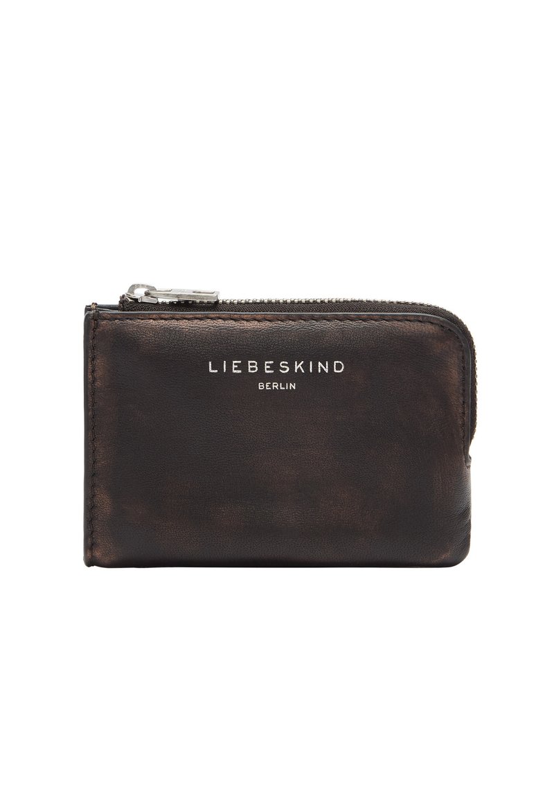 Brązowy skórzany portfel z zamkiem błyskawicznym, cechujący się gładką fakturą, obszytymi krawędziami oraz tłoczonym srebrnym logo marki na przedniej stronie.