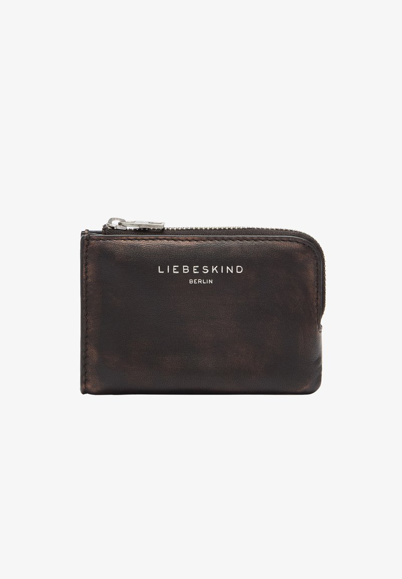 Brązowy skórzany portfel z zamkiem błyskawicznym, cechujący się gładką fakturą, obszytymi krawędziami oraz tłoczonym srebrnym logo marki na przedniej stronie.