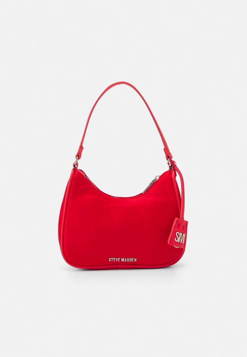 Rød nylon håndtaske med en buet silhuet, en enkelt skulderrem og en lynlåslukning. Har et lille mærke med "SM" logo og sølvhardware.