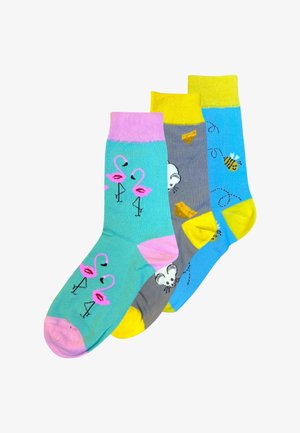 Trois paires de chaussettes en coton : une paire teal avec des flamants roses, une paire grise avec une souris et du fromage, et une paire bleue avec une abeille ; toutes possèdent des revers de couleur contrastante.
