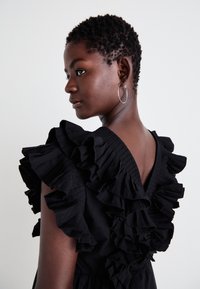 YAS YASRUNA RUFFLE DRESS  - Koktailové šaty/večierkové šaty - black