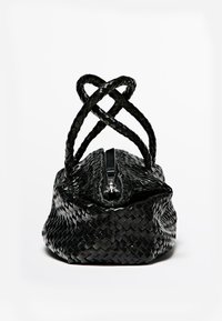 Borsa a tracolla nera intrecciata con forma arrotondata, superficie texturizzata e manici incrociati. Presenta una chiusura superiore con zip e hardware metallico.