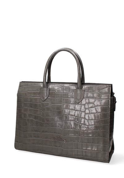 Sac fourre-tout en cuir gris à motif crocodile avec deux poignées, de forme rectangulaire, texture lisse et détail de logo près du bas.