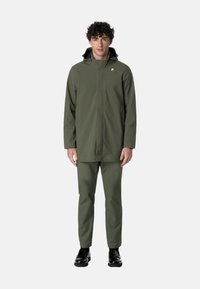 Giacca impermabile verde oliva e pantaloni abbinati realizzati in materiale waterproof. Caratterizzata da cappuccio, maniche lunghe e design elegante e minimalista.