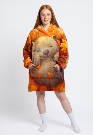 Hooldhöövliga kapuutsiga kleit pehmest kangast, millel naeratava kobraste kujutis, ümbritsetud sügislehtedega oranžides ja kollastes toonides.