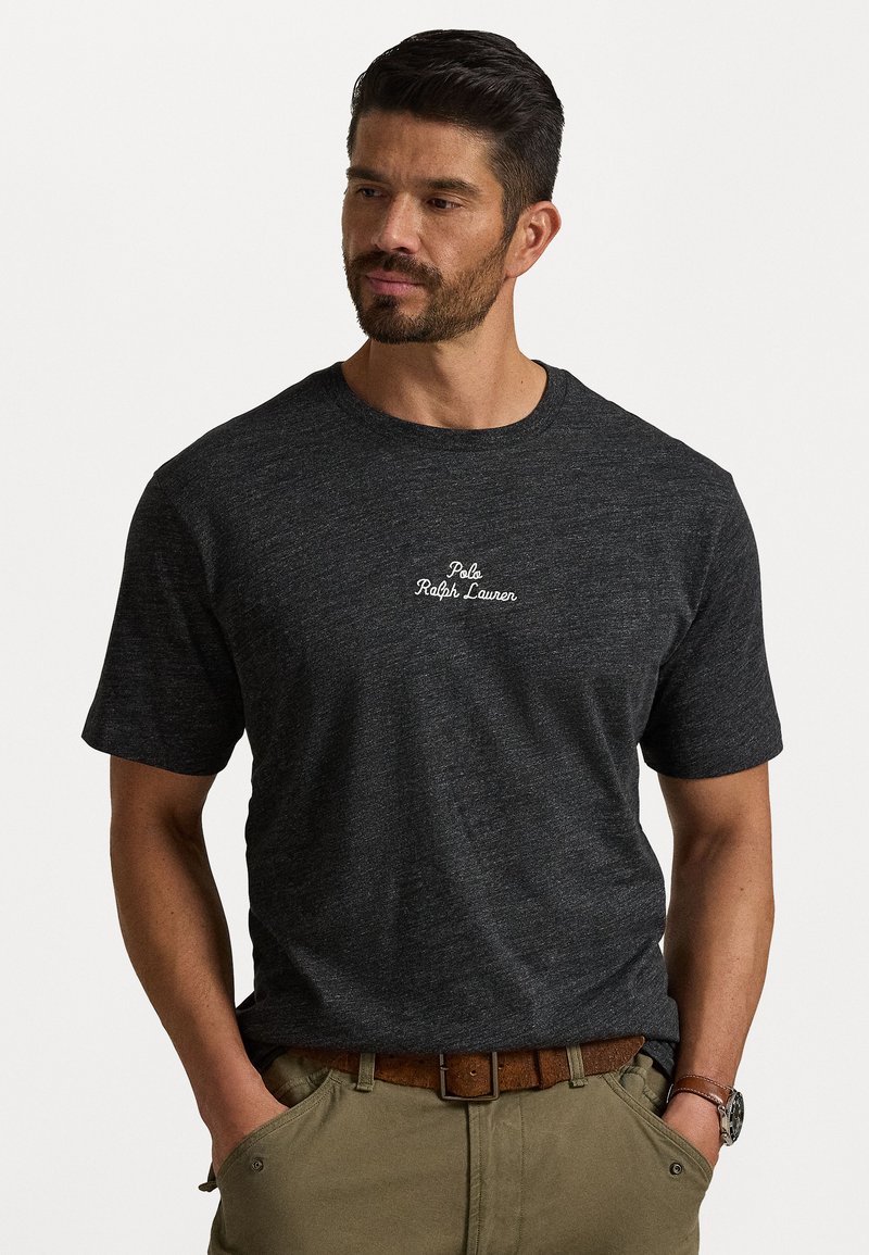 Σκούρο γκρι κοντομάνικο μπλουζάκι από υλικό με μαρμάρινη υφή. Διαθέτει άσπρο κεντημένο λογότυπο "Polo Ralph Lauren" στο στήθος.