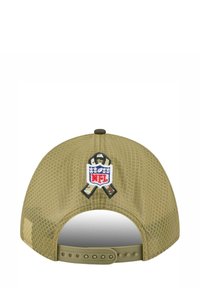 Olivegrüne Netzcap mit verstellbarem Riemen, ausgestattet mit einem NFL-Logo und einem camouflagemuster Akzent, der auf der Rückseite aufgestickt ist.