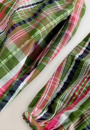 Mehrfarbiger karierten Stoff mit grünen, pinken und marineblauen Streifen. Glatte Textur mit leichtem Design, geeignet für legere Kleidung.