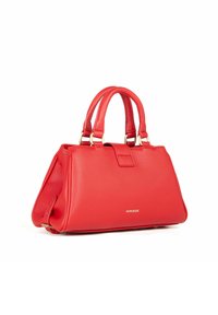 Bolso de mano de cuero rojo con doble asa, forma rectangular, superficie texturada, herrajes en tono dorado y logo en la parte frontal.
