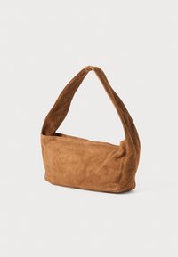 Borsa a tracolla in suede marrone con una maniglia larga e curva e un corpo rettangolare. Texture morbida senza hardware o motivi visibili.