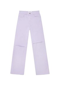 Jeans de mezclilla morado claro con corte recto, que cuentan con bolsillos frontales y desgastes en las rodillas. Textura mate, con un diseño clásico de cinco bolsillos.