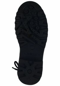 Suela de zapato de goma negra con un patrón de tracción texturizado. Presenta indentaciones circulares y agujeros de ventilación. Marcada con el logotipo "GEOX" y talla 31.