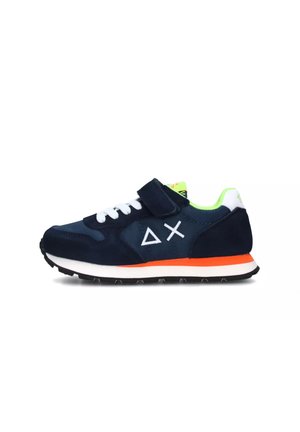 Scarpa sportiva blu navy con tomaia in suede, lacci bianchi, fascia in velcro, accentuata da una suola arancione e foderata in verde con design geometrico del logo.