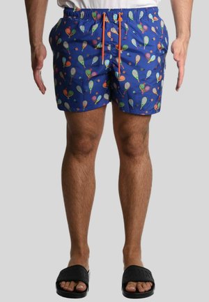 Pantaloni da bagno blu con un motivo colorato di racchette da tennis e palline, vita elastica con cordino e una texture leggera e liscia.