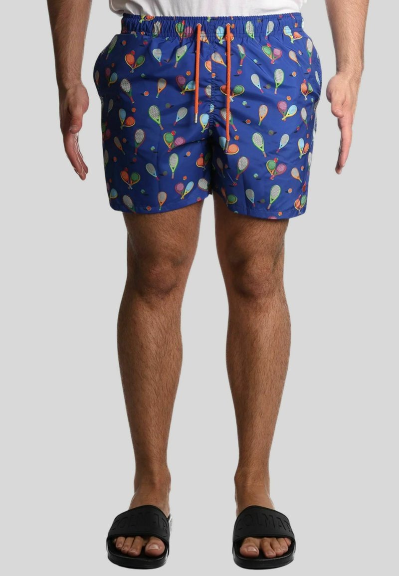 Pantaloni da bagno blu con un motivo colorato di racchette da tennis e palline, vita elastica con cordino e una texture leggera e liscia.