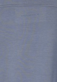 Hellblauer Stoff mit feiner Struktur und dem Wort "ENDURANCE" in kleinen Großbuchstaben nahe der oberen Mitte gedruckt.