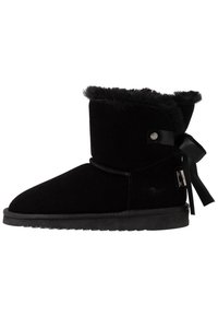 Botín de ante negro con forro de piel de borrego, suela de goma y cinta decorativa negra atada en la parte trasera.