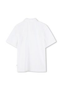 Polo shirt bianco a maniche corte con colletto classico e tessuto liscio. La vista posteriore mostra un design pulito senza modelli o loghi visibili.