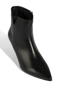 Schwarzer Leder-Stiefelette mit spitz zulaufender Zehenpartie, glatter Textur und seitlichem Reißverschluss. Elegantes Design, das auf Knöchelhöhe zugeschnitten ist.