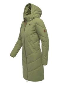 Długa, ocieplana kurtka w oliwkowym kolorze z zamkiem z przodu, kapturem i dwiema bocznymi kieszeniami; posiada pikowany wzór i markową naszywkę na rękawie.