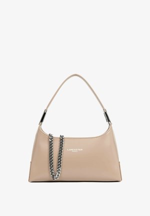 Sac à main en simili cuir beige avec un design incurvé, un accent en chaîne argentée et un logo de marque embossé à l'avant. Dispose d'une bandoulière unique.
