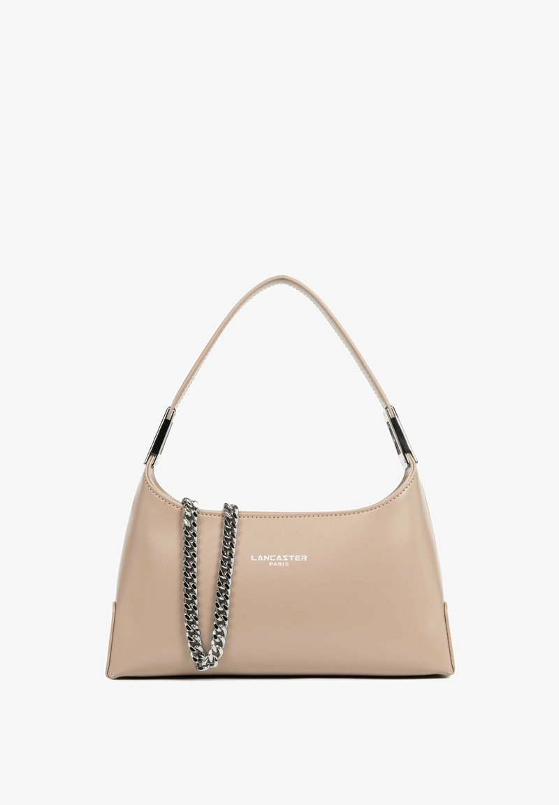 Borsa a tracolla in ecopelle beige con design curvo, dettaglio catena argento e logo del brand impresso sul davanti. Dotata di una singola tracolla.