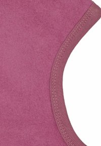 Paarse vilt stof met een gladde textuur, voorzien van een ribbelige elastische rand in een bijpassende kleur langs de rand.